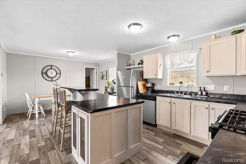 306 Fir Crt Ct, Highland, MI 48357