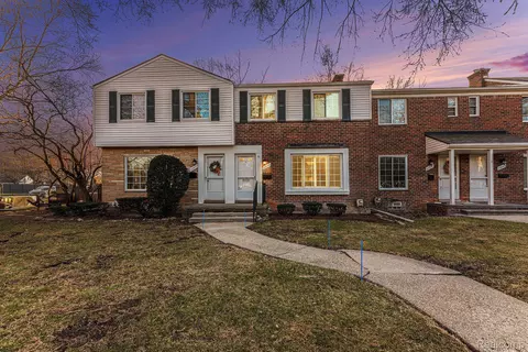 22839 Lakeshore Dr, Saint Clair Shores, MI 48080