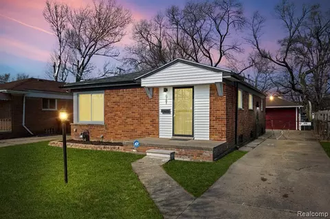6781 Iowa St, Hamtramck, MI 48212