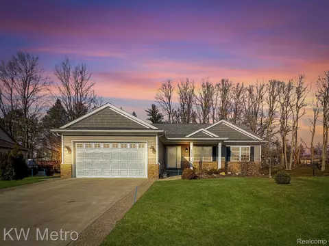 3832 Lyndon Ln, Waterford, MI 48329