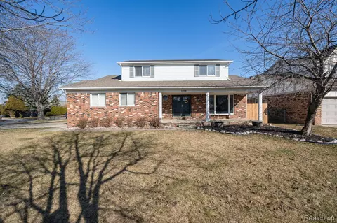 18121 Pine Hill Dr, Macomb, MI 48044