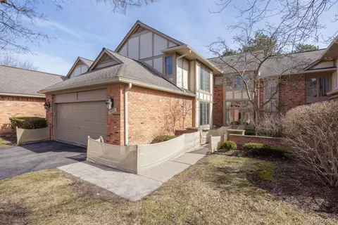 4049 Willoway Place Dr, Bloomfield Township, MI 48302