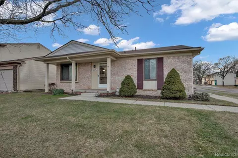 2884 Roundtree Dr, Troy, MI 48083