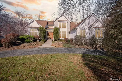 5215 Stonehenge Dr, Oakland, MI 48306