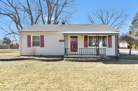 8881 Houghton St, Livonia, MI 48150