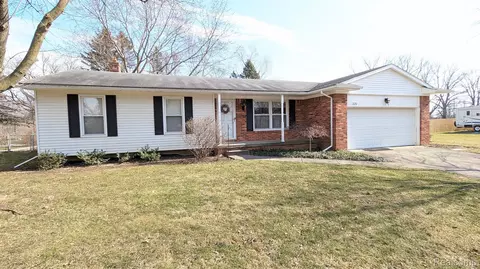 220 Oakwood Dr, Flushing, MI 48433