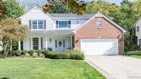 1060 Shetland Dr, South Lyon, MI 48178