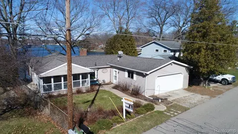 1917 Miles Rd, Oregon, MI 48446