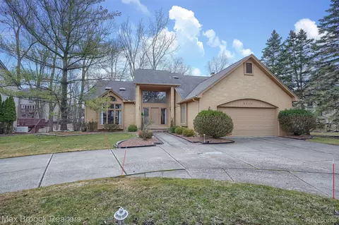 5269 Pond Bluff Dr, West Bloomfield, MI 48323
