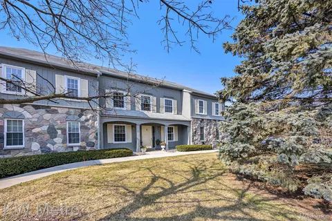 1695 Huntington Park #D, Rochester Hills, MI 48309