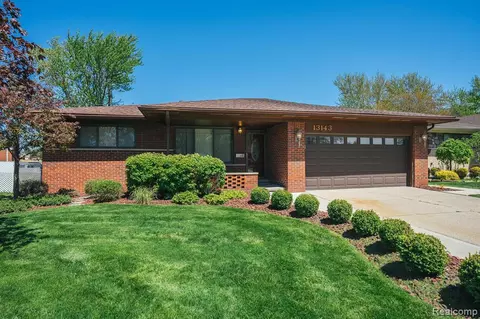 13143 Irvington Dr, Warren, MI 48088