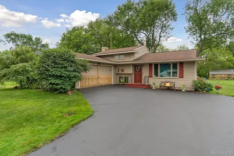 2102 Ainsworth St, Flint, MI 48532