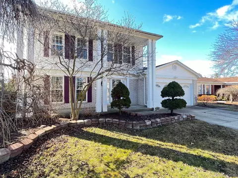 22133 S Chipmunk Trl, Woodhaven, MI 48183