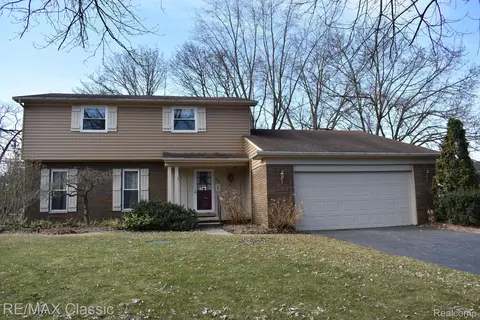 1985 Meadow Ridge Dr, Commerce, MI 48390