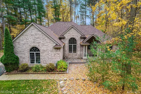 345 River Woods Dr, Flushing, MI 48433
