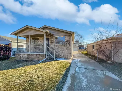 28052 Ginley St, Roseville, MI 48066