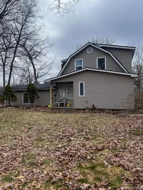 6339 Dellwood Dr, Waterford, MI 48329