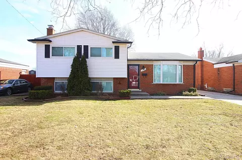 31158 Fairfield Dr, Warren, MI 48088