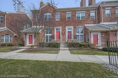 1504 Maryland Club Dr, Royal Oak, MI 48067