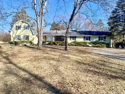 475 Rustic Hills Rd, Groveland, MI 48442