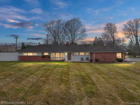 29325 Bermuda Ln, Southfield, MI 48076