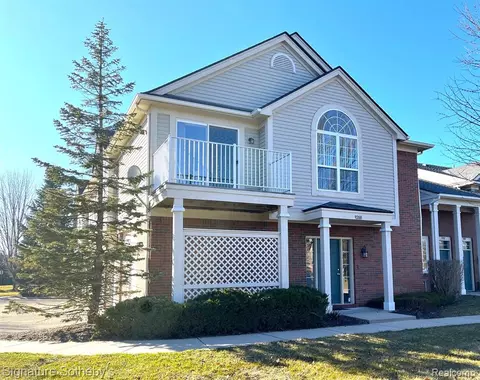 9200 Farmingdale Ln, Walled Lake, MI 48390