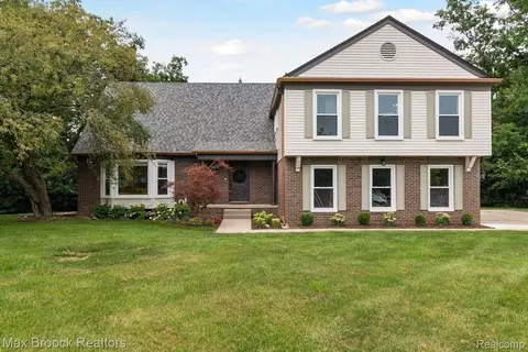 3520 Shore Crest Cir, West Bloomfield, MI 48323
