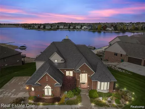 537 Eastlake Trl, Oxford, MI 48371