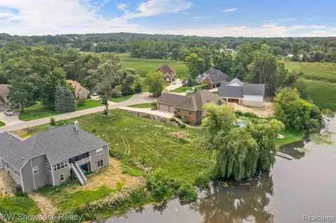 300 View Dr, White Lake, MI 48386