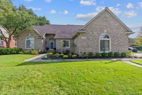 46472 Springwood Dr, Macomb, MI 48044