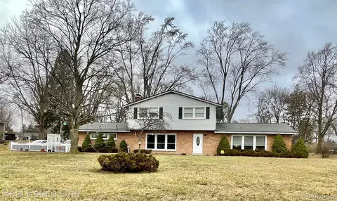 7130 Commerce Rd, West Bloomfield, MI 48324