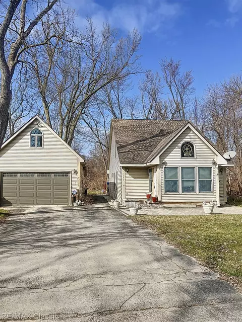 3249 Lester Dr, Highland, MI 48356