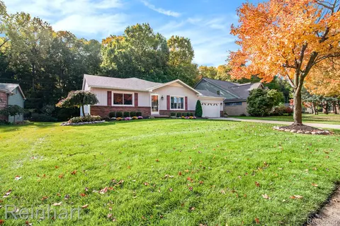 40112 Ladene Ln, Novi, MI 48375