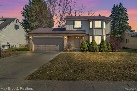 22258 Brookfield Dr, South Lyon, MI 48178