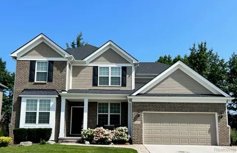 22132 Prairie Dr, Macomb, MI 48042