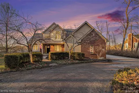 10227 Silver Lake Rd, Green Oak, MI 48116
