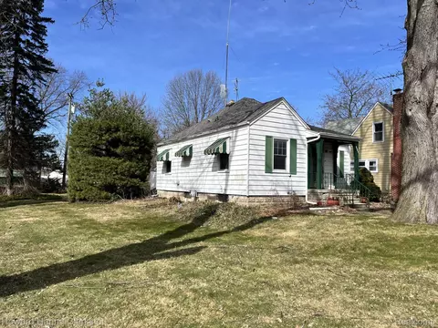 2327 Montroyal Ave, Waterford, MI 48328