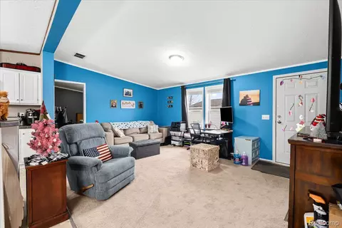 12078 Woodland Ridge Cir, Green Oak, MI 48178