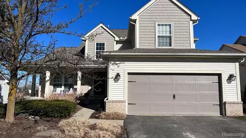 520 Boulder Lake Dr, Oxford, MI 48371