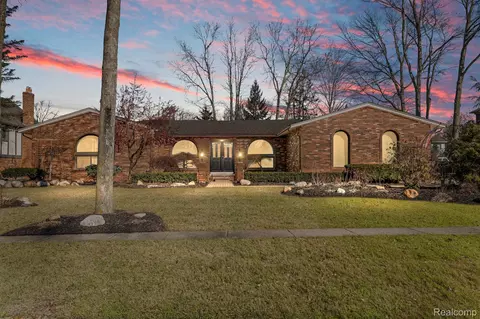 11773 Whispering Oak Ln, Shelby Township, MI 48315