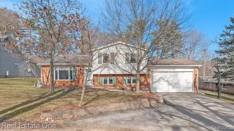 5965 Cummings Dr, Clarkston, MI 48346