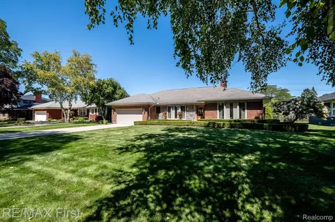 60 Crestwood Dr, Village Of Grosse Pointe Shores, MI 48236