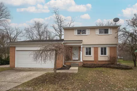 6989 Hatchery Rd, Waterford, MI 48327