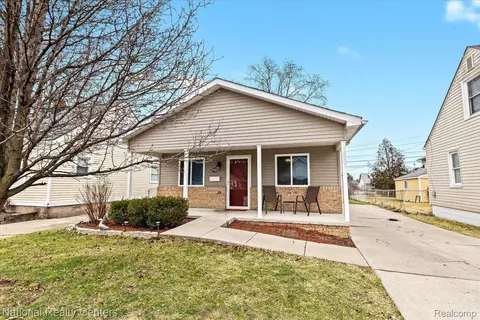 27328 Ridgewood St, Roseville, MI 48066