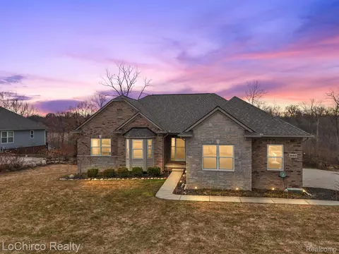 860 Watersmeet Dr, Oxford, MI 48371