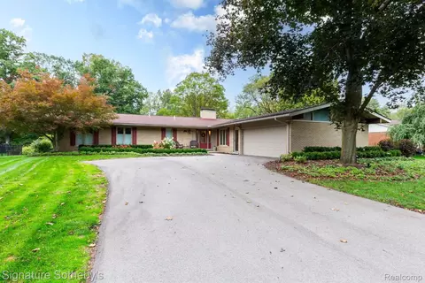 2888 Binbrooke Dr, Troy, MI 48084