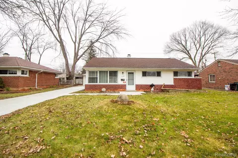 114 Sheffield Dr, Troy, MI 48083