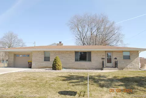 198 Fleming Dr, Alma, MI 48801