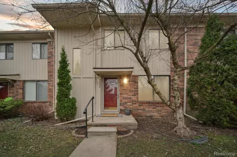 40838 Highpointe Dr, Clinton Township, MI 48038