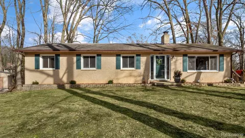 8850 Woodlawn Ave, Village Of Clarkston, MI 48348